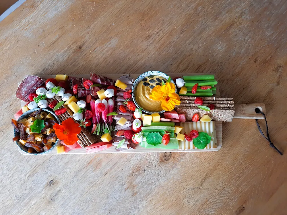 box apéritive avec légumes, fromage, charcuterie, crackers