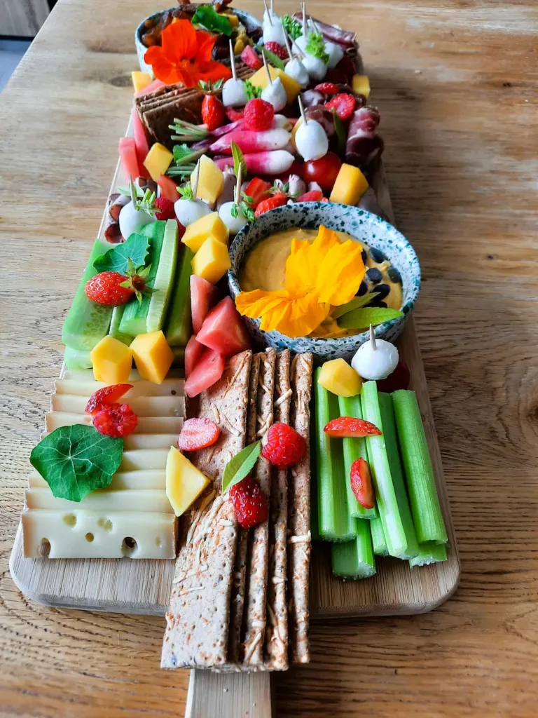 grazing table apéritive avec légumes, fromage, charcuterie, toast